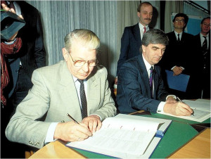 23. marts 1991 Denmark´s Minister of Transport Kaj Ikast and Sweden´s Minister of Communications Georg Andersson shake hands following the agreement between the two countries to build the Øresund Bridge